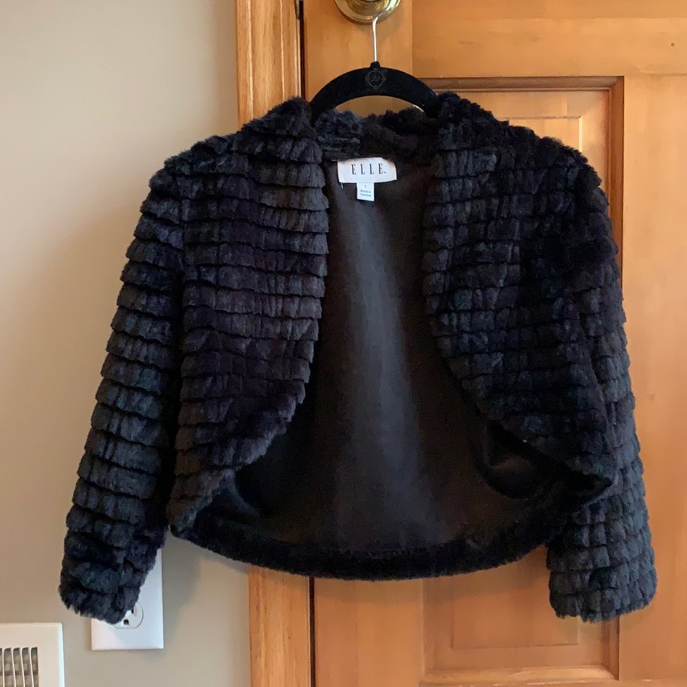 NWOT Elle black faux fur shawl